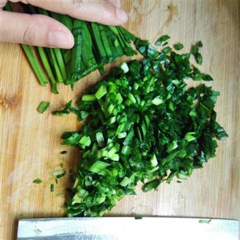 韭菜木耳瘦肉抄手的做法步骤2