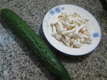白玉菇炒青瓜的做法步骤1