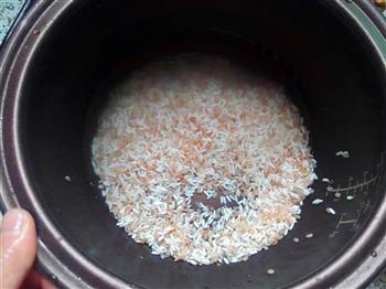红米菠萝饭的做法步骤2