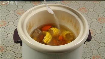 胡萝卜玉米排骨汤的做法图解11