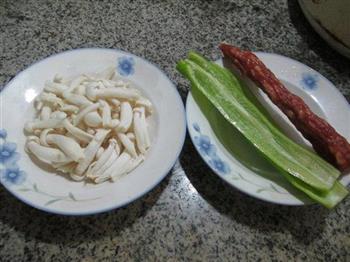 尖椒白玉菇炒香肠的做法步骤1