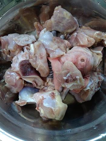 铁锅蛤蜊鸡的做法图解1