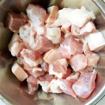 荠菜猪肉蒸包的做法步骤1