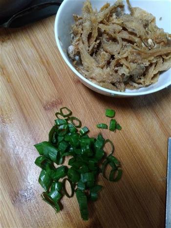 凤尾鱼炒豆芽的做法步骤1
