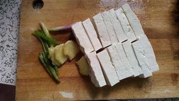 砂剁椒鱼块蒸豆腐的做法步骤2
