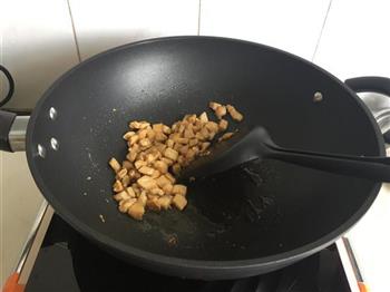 咖喱鸡丁炒饭的做法步骤3