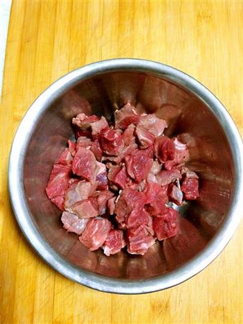 金蒜黑椒牛肉粒的做法步骤2