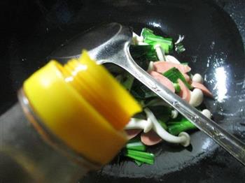大蒜火腿肠炒白玉菇的做法步骤5