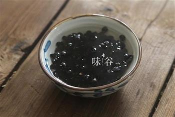 莲藕黑豆煲鲶鱼汤的做法步骤2