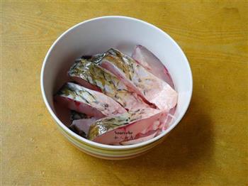 黄花菜焖鱼的做法图解1