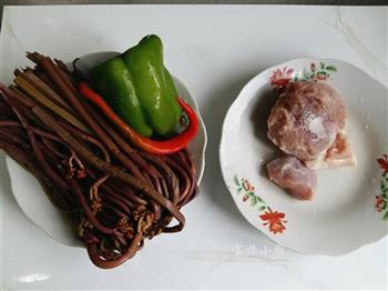 肉丝炒蕨菜的做法图解1