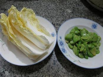 蚕豆炒白菜的做法步骤1