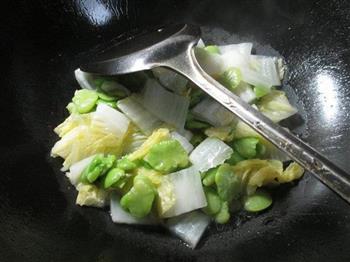蚕豆炒白菜的做法步骤6