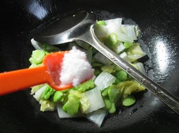 蚕豆炒白菜的做法步骤7