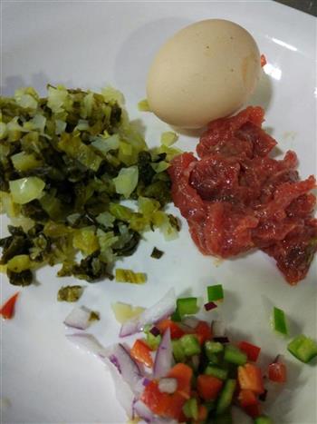 酸菜牛肉炒饭的做法步骤2