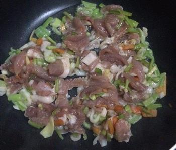 芹菜炒肉片的做法步骤3