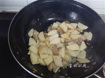 手撕包菜炒土豆的做法步骤6