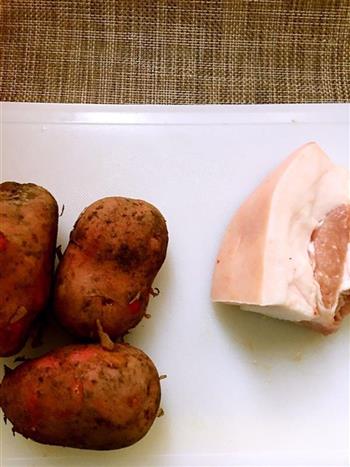 土豆红烧肉的做法步骤1