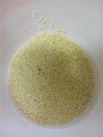 海参小米粥的做法图解2