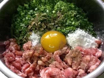 韭菜猪肉玫瑰煎饺的做法步骤3