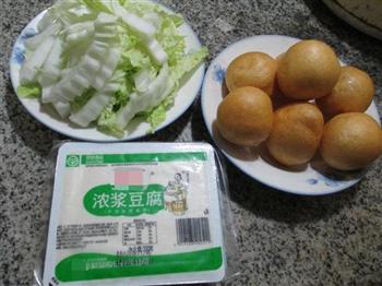 白菜油面筋煮豆腐的做法步骤1
