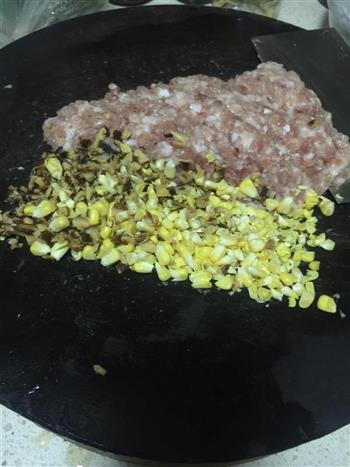 香菇玉米蒸肉饼的做法步骤2