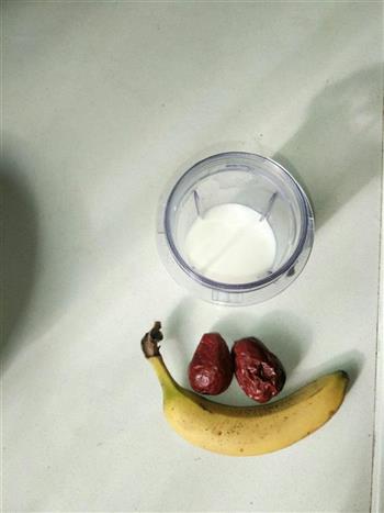 红枣香蕉奶昔的做法图解1