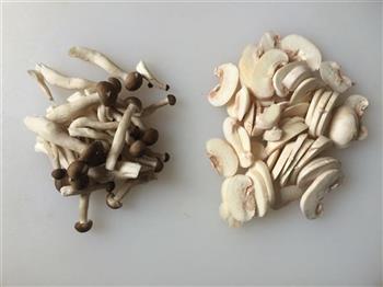 鲜虾菌菇汤的做法图解2