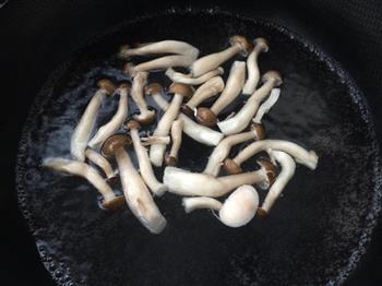 鲜虾菌菇汤的做法图解3