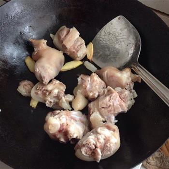 清炖猪蹄黄豆汤的做法步骤2
