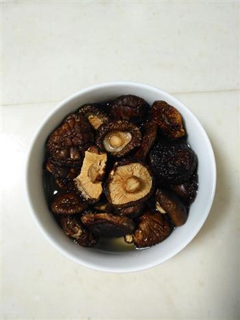 香菇肉丸炖白菜的做法步骤1