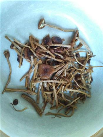 懒人炖汤一龙骨茶树菇汤的做法步骤3