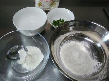 椒盐葱花饼的做法步骤1