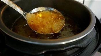 桃胶皂角米银耳汤的做法步骤10