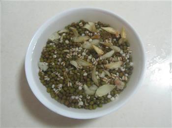 绿豆薏米百合羹的做法步骤2
