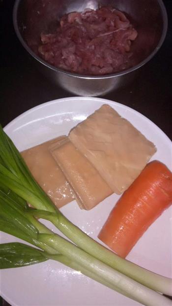 胡萝卜香干炒肉丝的做法步骤1