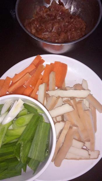 胡萝卜香干炒肉丝的做法步骤2