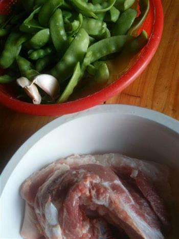 荷兰豆炒肉的做法步骤1