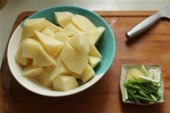 土豆焖饭的做法图解1