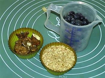 核桃葡萄燕麦浆的做法步骤1