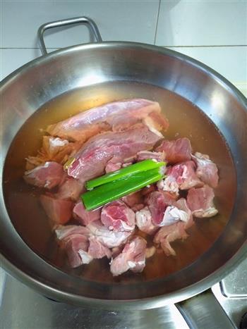 酸菜牛肉砂锅米线的做法图解1