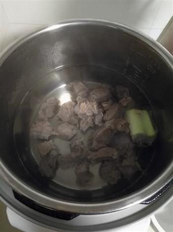 酸菜牛肉砂锅米线的做法步骤3