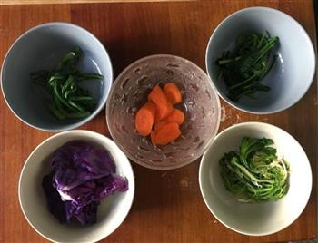 五彩蔬菜炒面的做法图解1