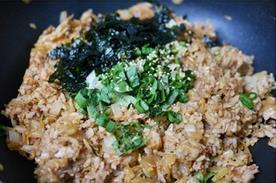 韩式金枪鱼泡菜饭团的做法步骤5