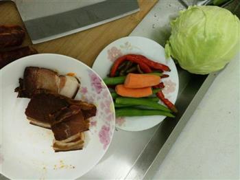 圆白菜泡椒炒腊肉的做法图解1