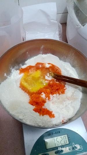 胡萝卜豆沙餐包的做法图解2