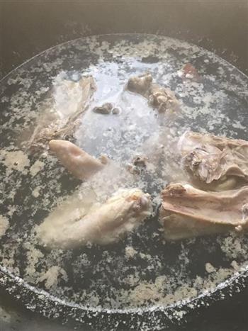 健筋养骨 牛大力土茯苓老母鸡汤的做法步骤2