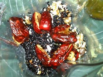 核桃黑米红枣浆的做法图解4