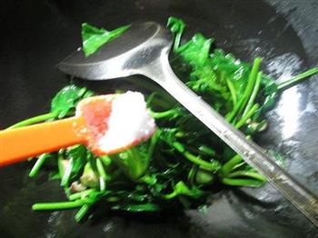 香菇炒菠菜的做法步骤5