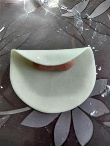 糖果香肠饺子皮的做法步骤3